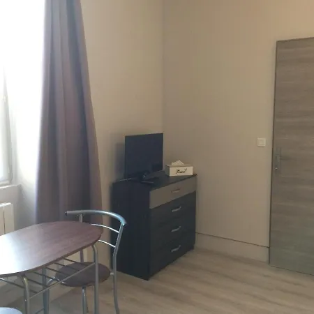 Apartment Proche Gare Avec Kitchenette Et Wifi - Porte Rouge *