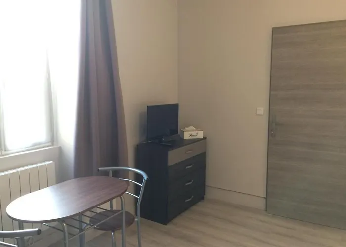 Apartman Proche Gare Avec Kitchenette Et Wifi - Porte Rouge *