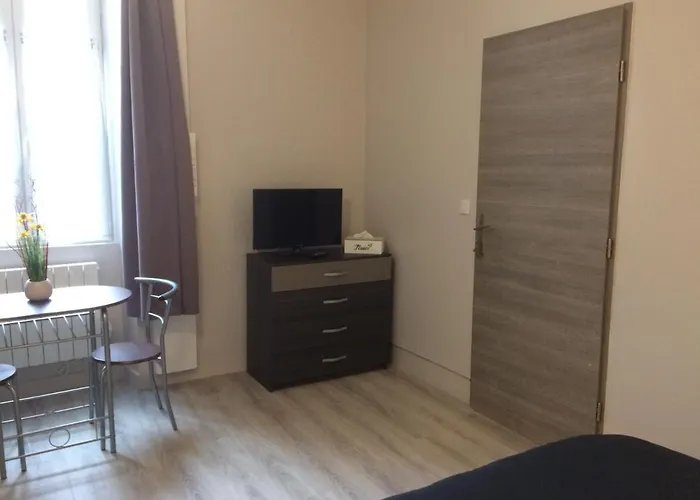 Apartman Proche Gare Avec Kitchenette Et Wifi - Porte Rouge *